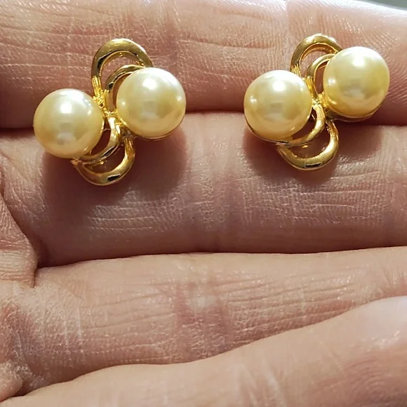 VINTAGE GOLD-TONE IVORY FAUX DOUBLE PEARL STUD .5" EARRINGS - Picture 2 of 8